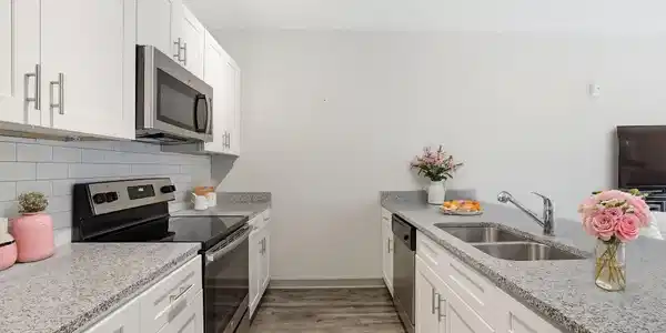 Image 4: 782 Riverfront_kitchen