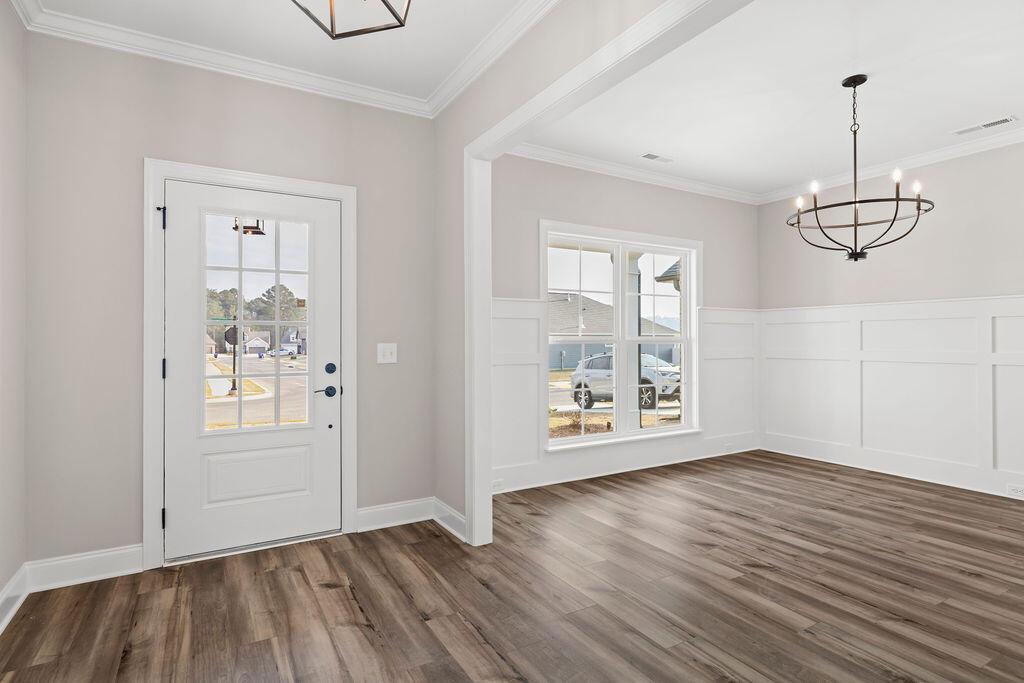Image 4: 7 ENTRYWAY& DINING ROOM