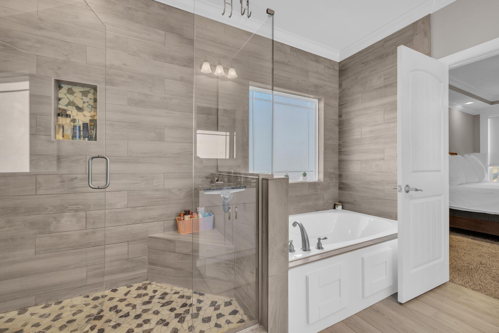 Image 4: Walk In Shower & Soaking Tub