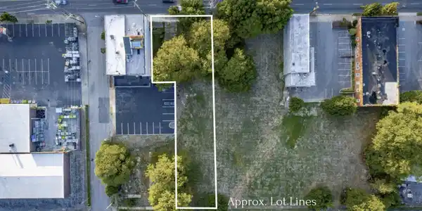 Image 4: Approx. Lot Lines