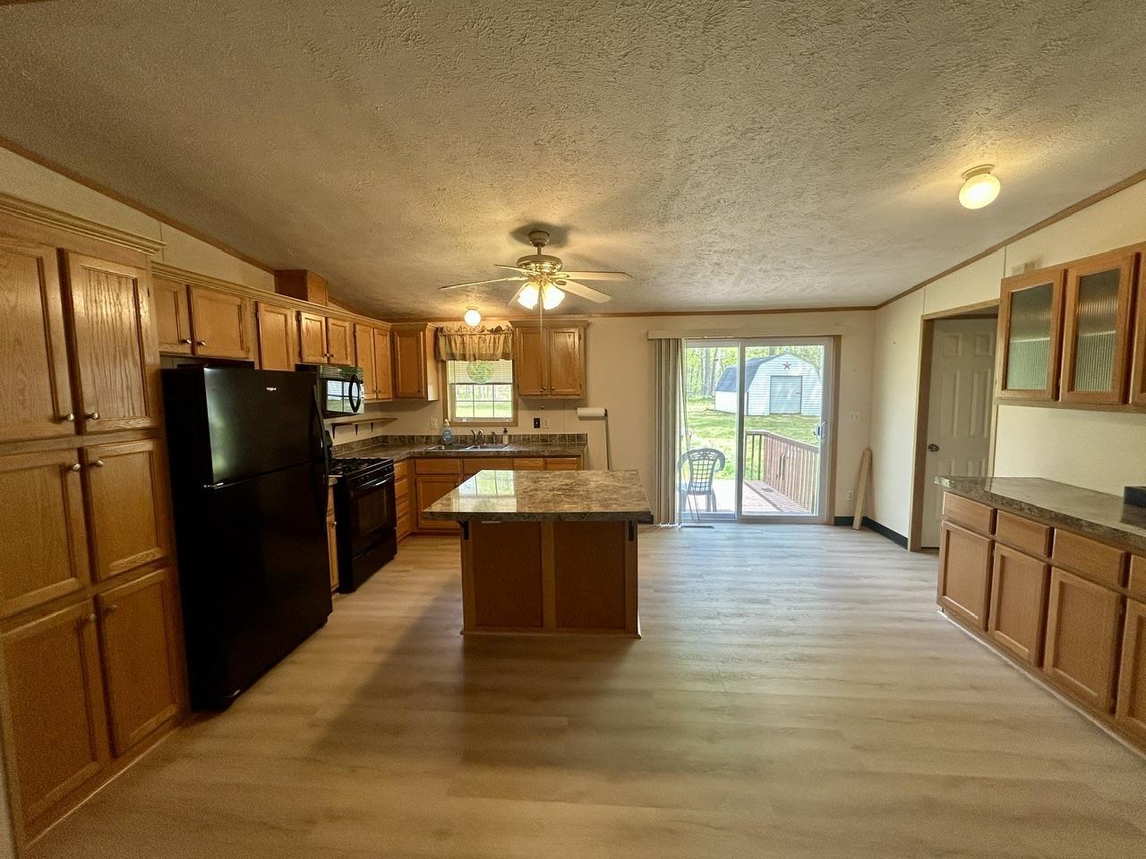 Image 2: kitchen dining area