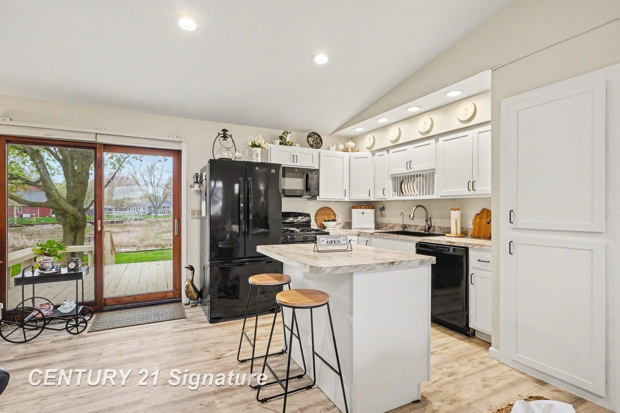 Image 4: Kitchen