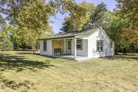 8027 Lakeshore Road