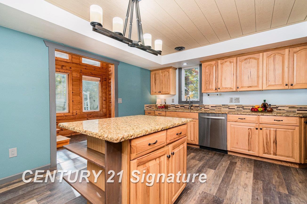 Image 4: Hickory Cabinets, Granite Counter tops.  New laminate floors & recessed lights 2023, wood tray ceiling 2024