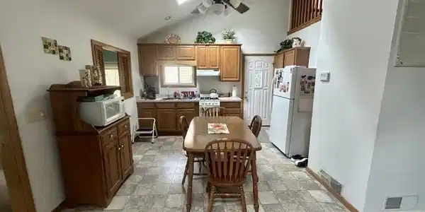 Image 4: Kitchen/Dining area