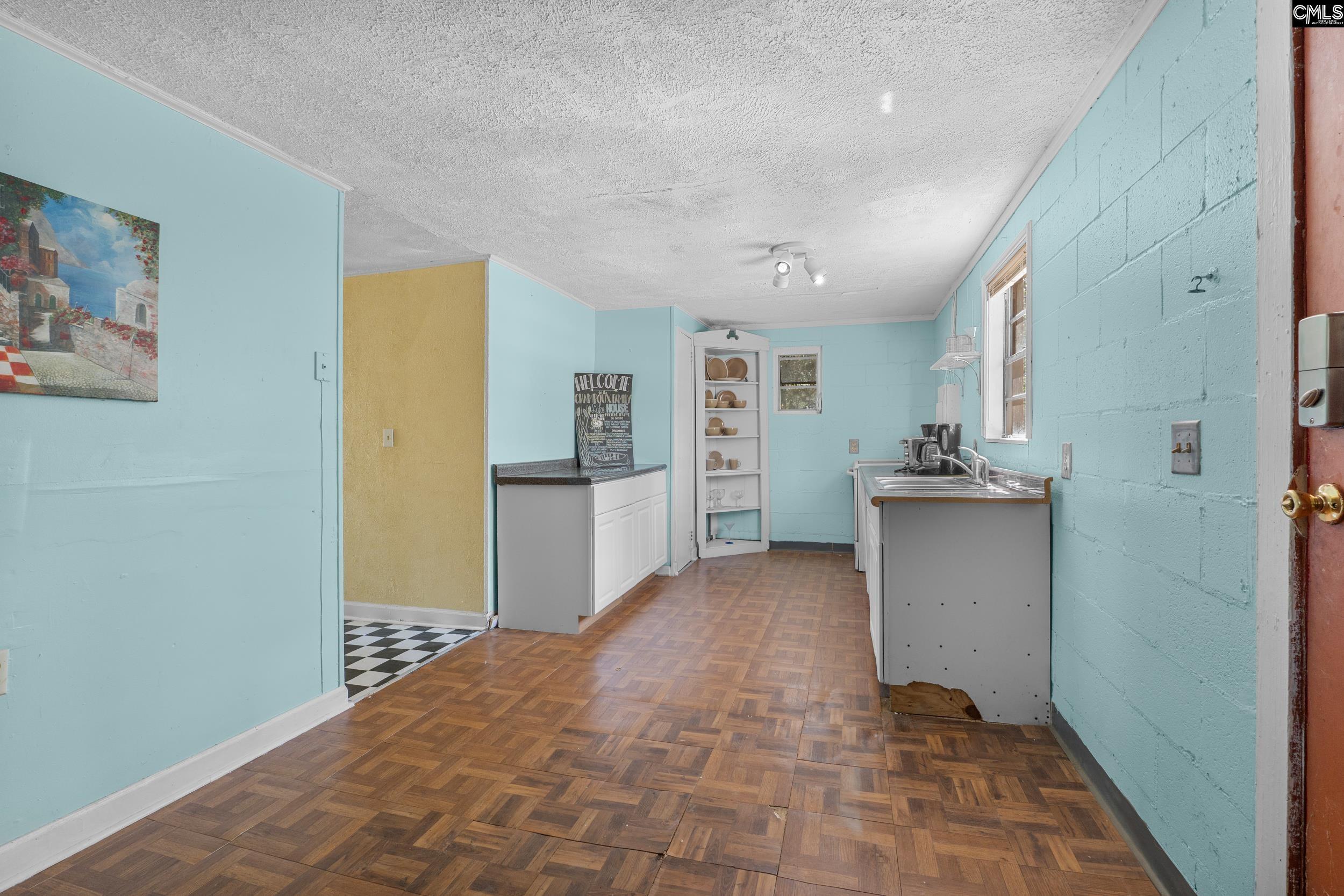 Image 3: Eat in kitchen