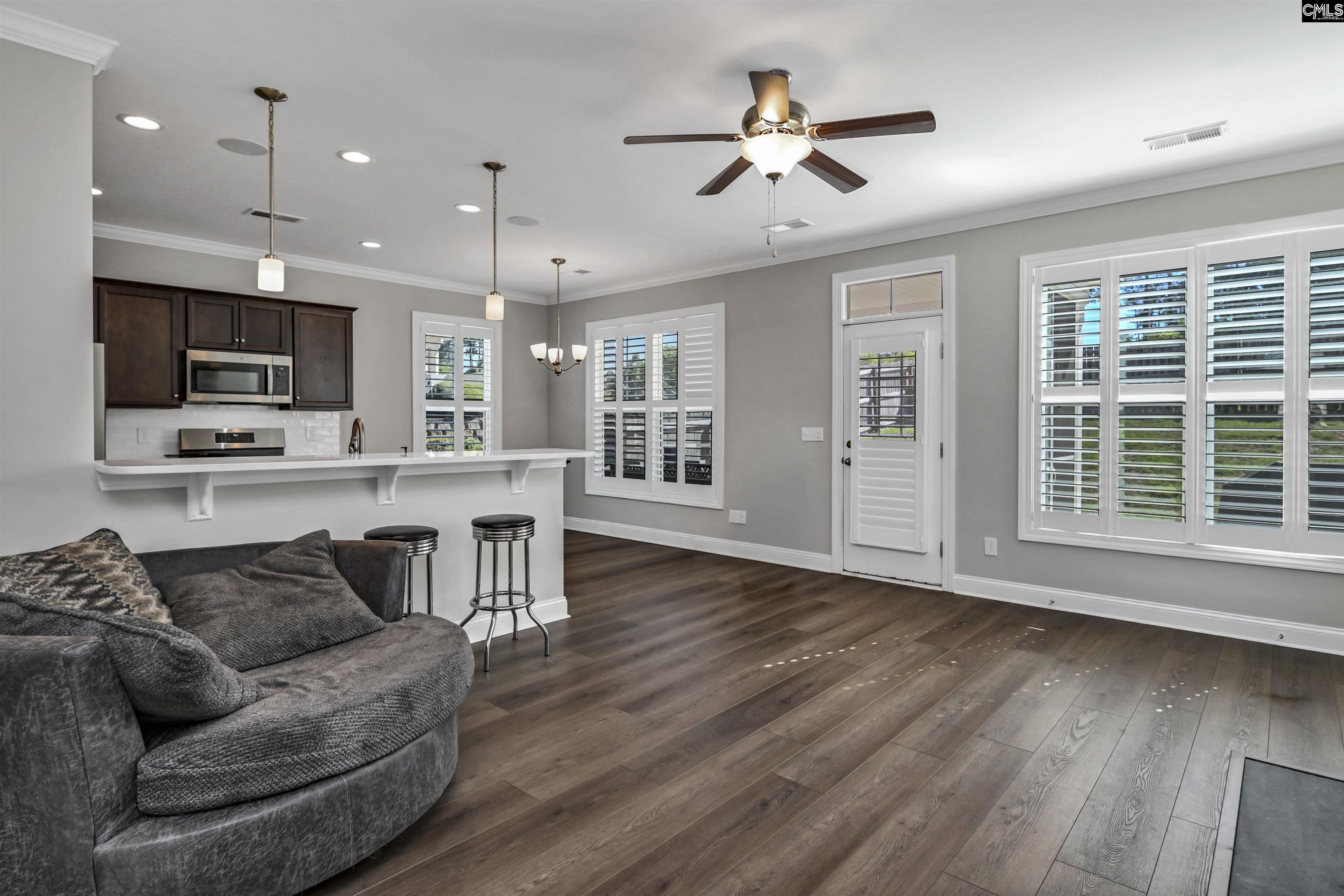 Image 1: LARGE, OPEN LIVING ROOM!