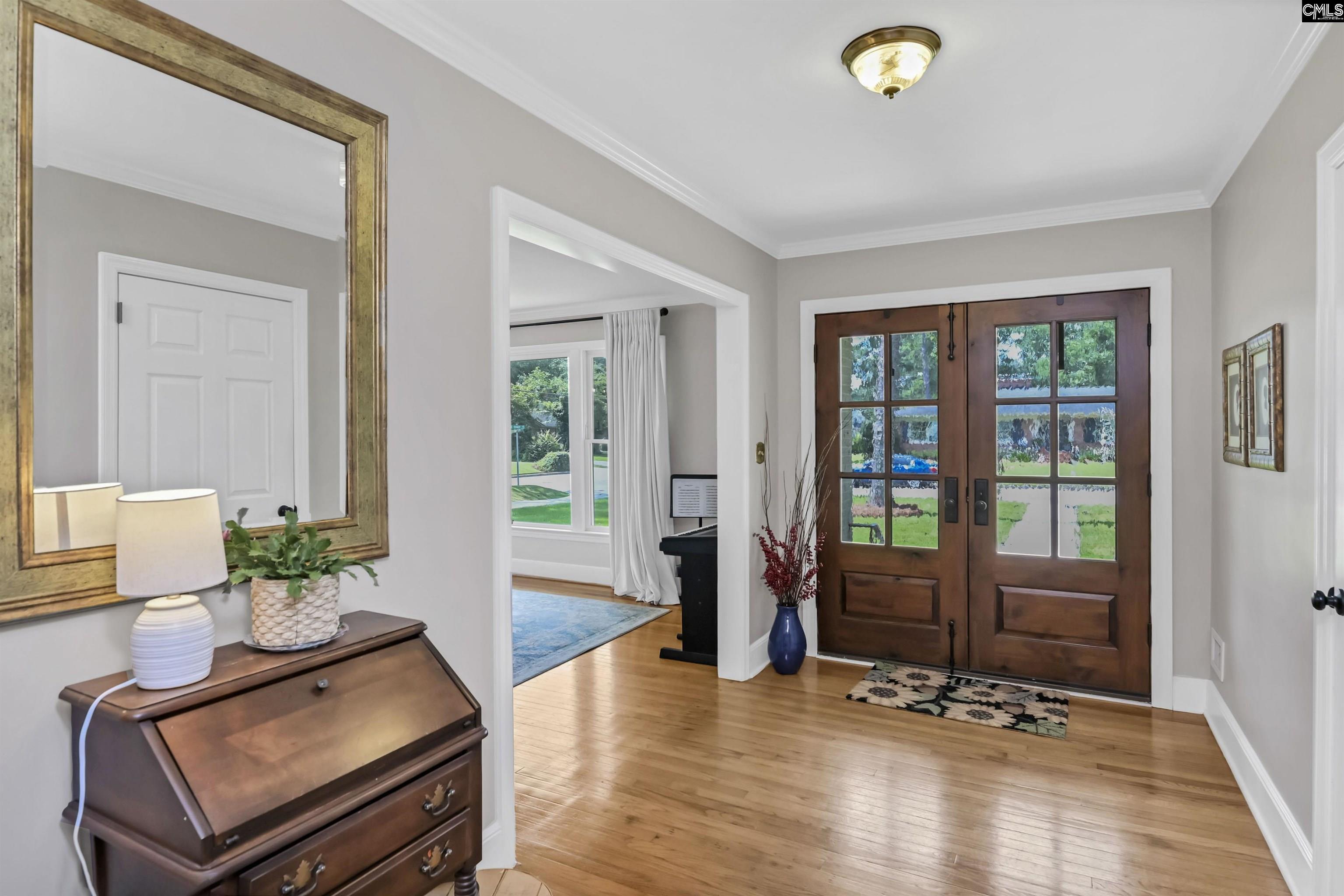 Image 4: Entry foyer