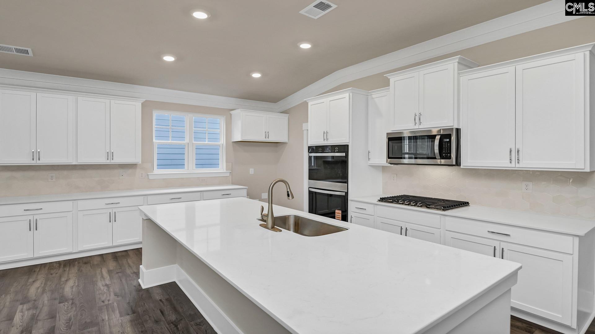 Image 3: Lots of counter and cabinet space, Eaton kitchen