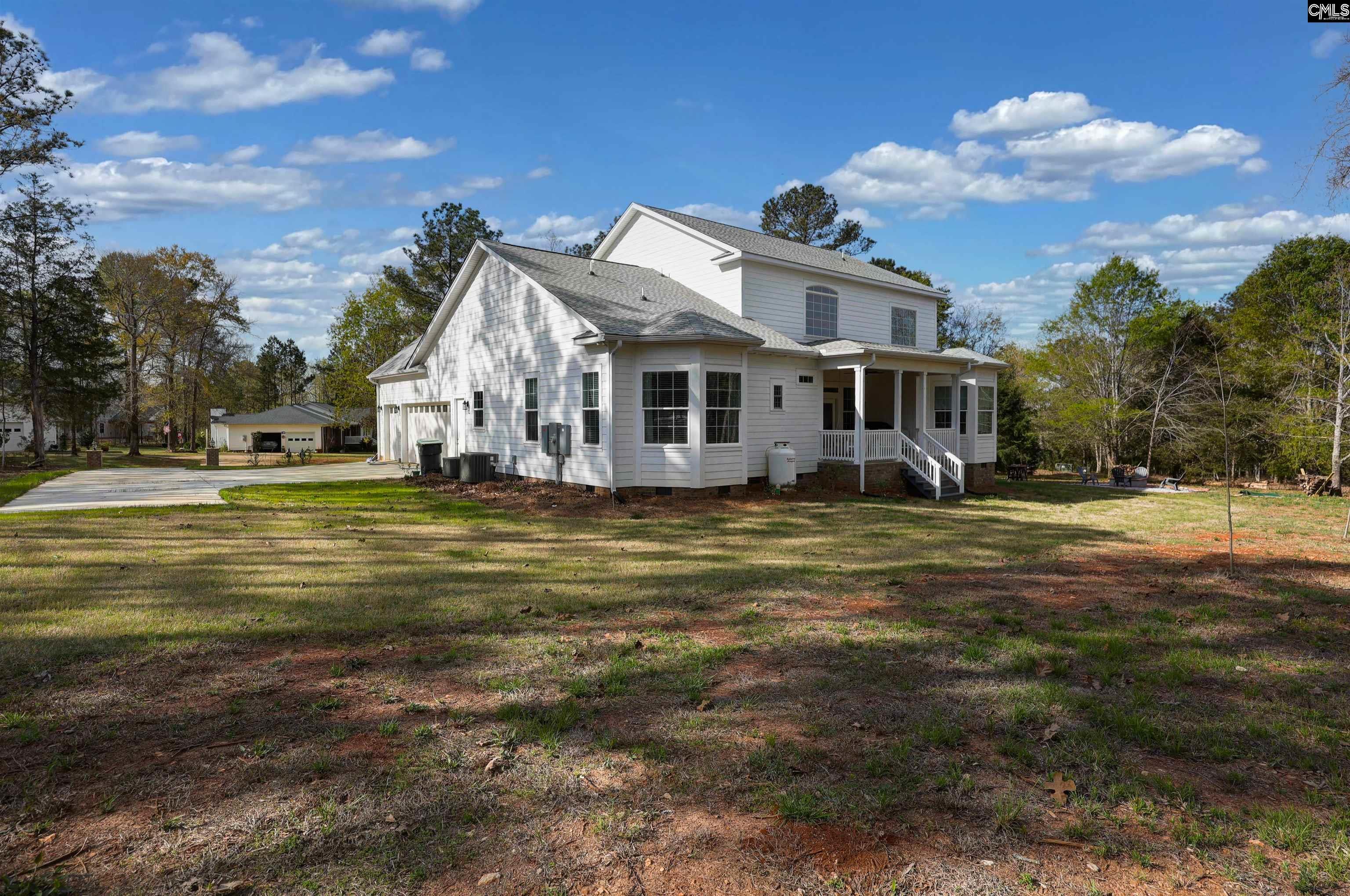 Image 3: Back porch and big yard!
