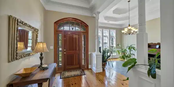 Image 3: Foyer at the front door