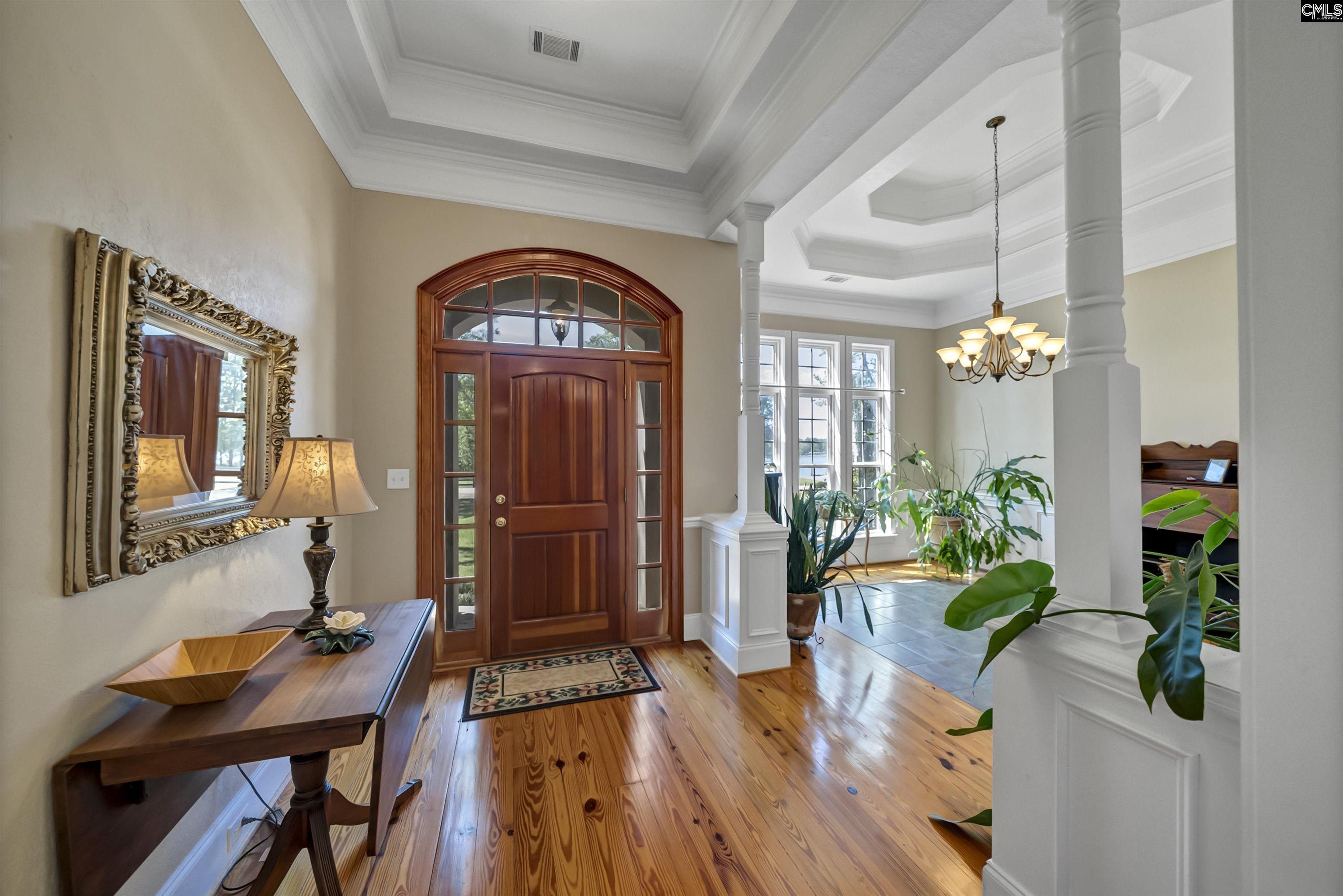 Image 3: Foyer at the front door