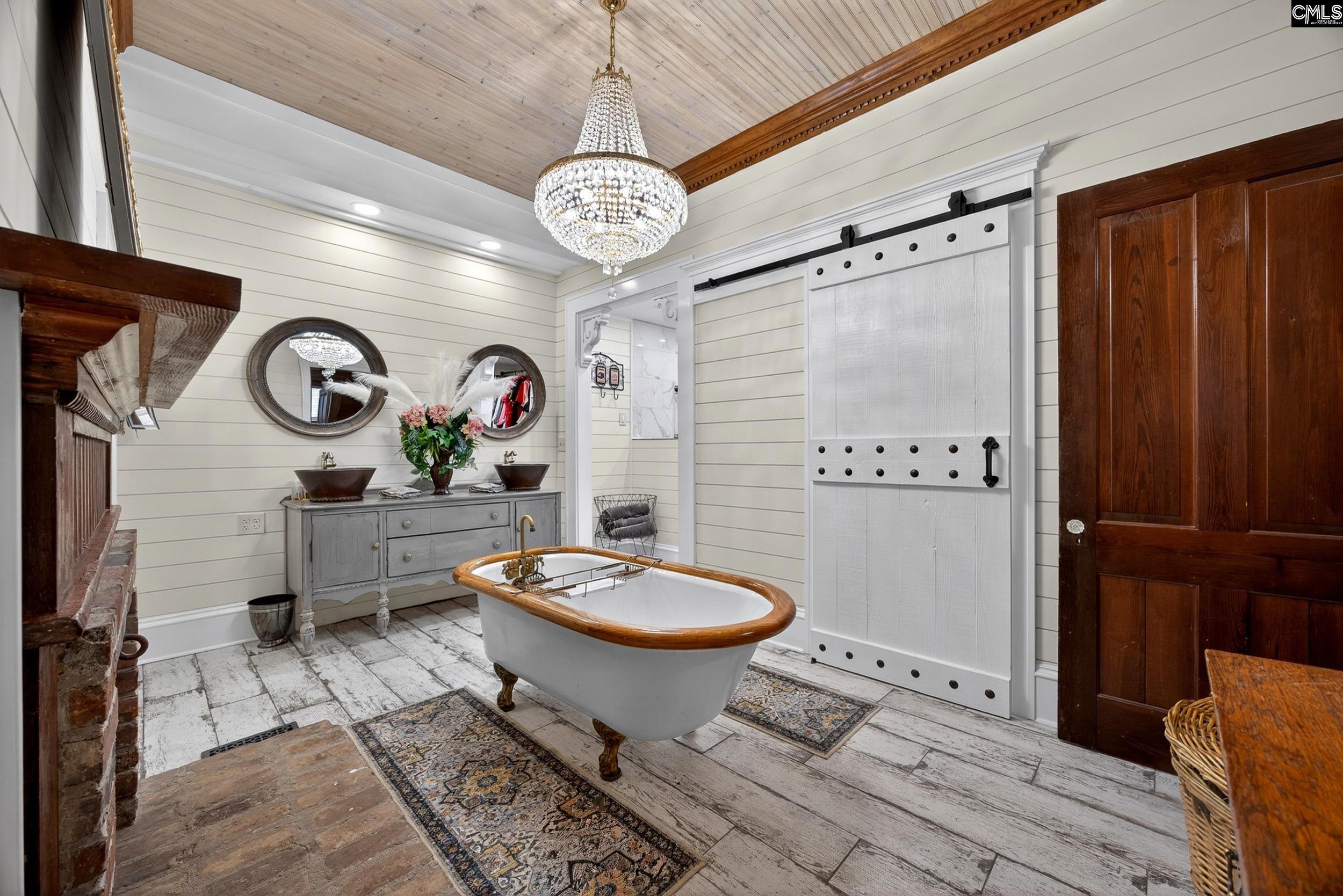 Image 1: Stunning Primary Bathroom