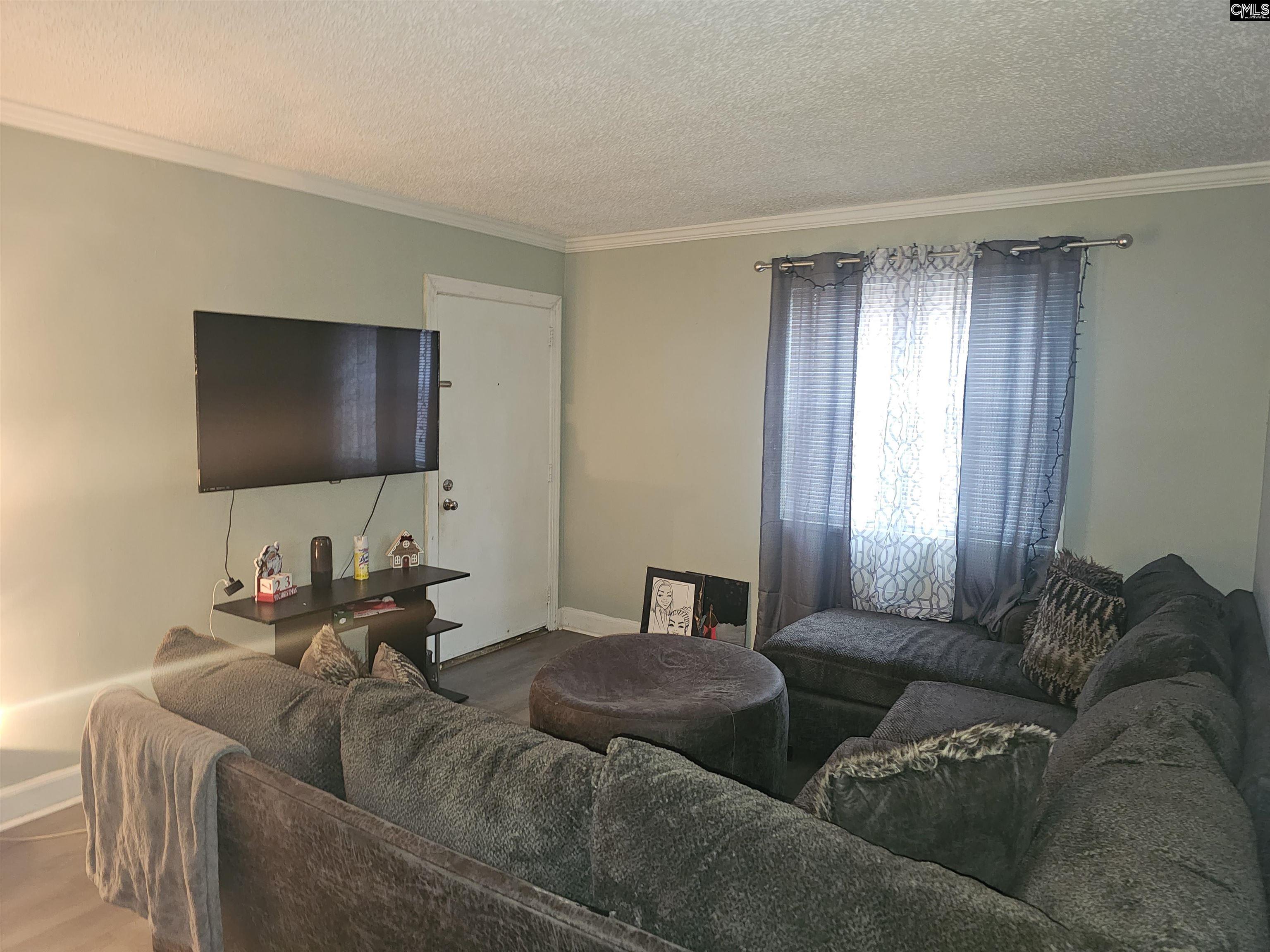 Image 2: LIVING ROOM