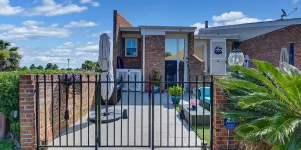 4 Holly Ferry Court