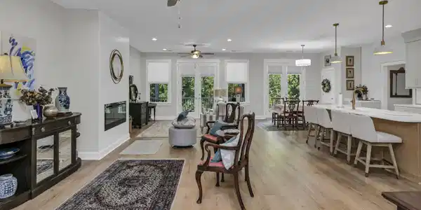 Image 2: BEAUTIFUL FLOORS!