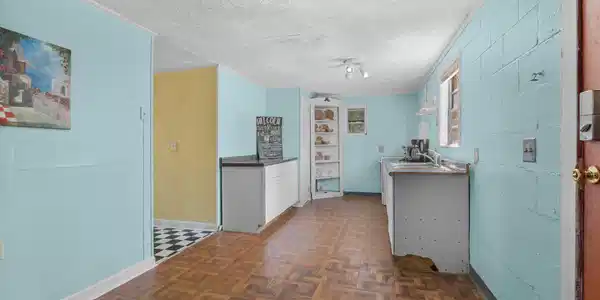 Image 3: Eat in kitchen