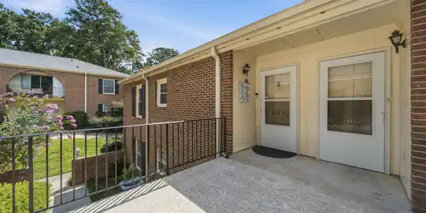 5516 Lakeshore Drive 208