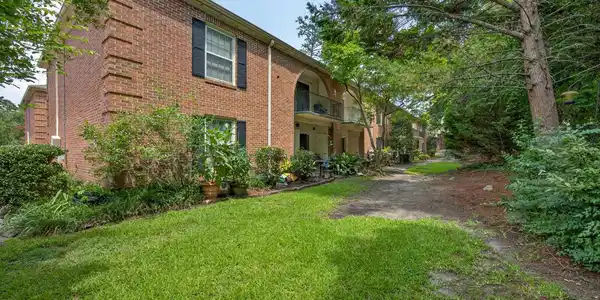 5516 LAKESHORE Drive 604