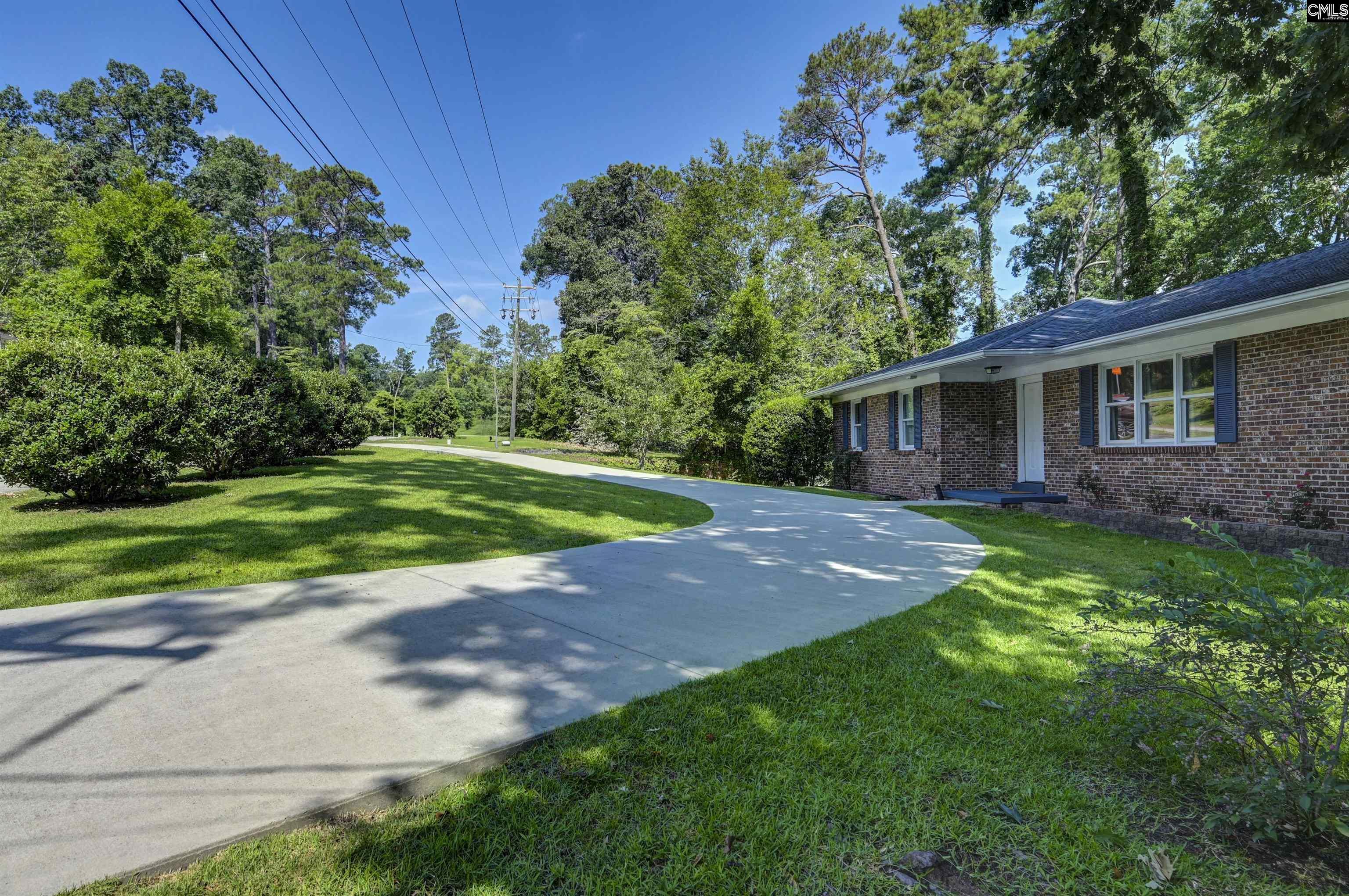 Image 3: Circular drive in front of house