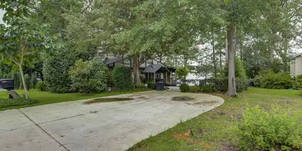 648 E Point Drive
