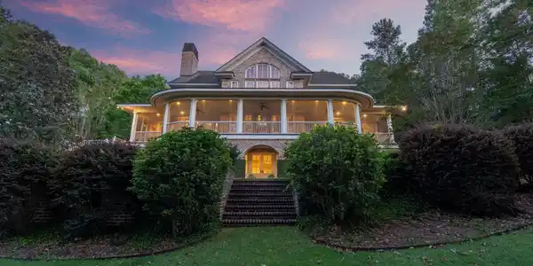 Image 2: Full lakeside elevation