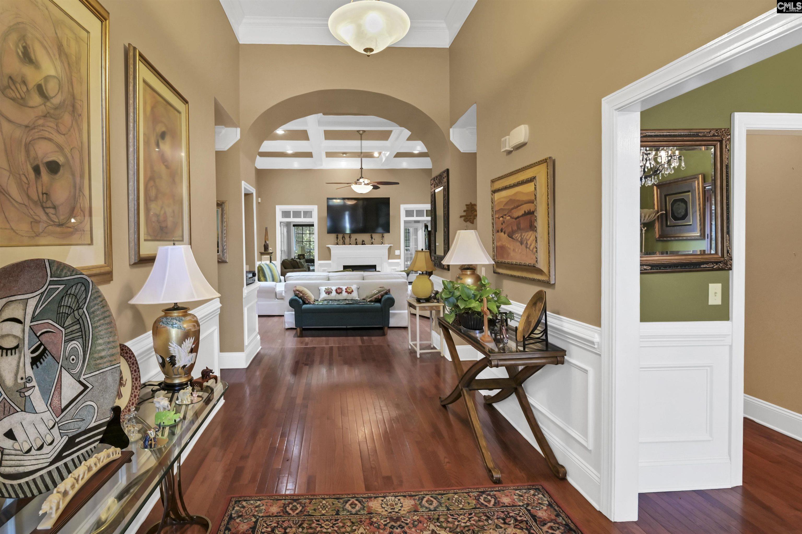 Image 3: Entry into Livingroom and Dining Room