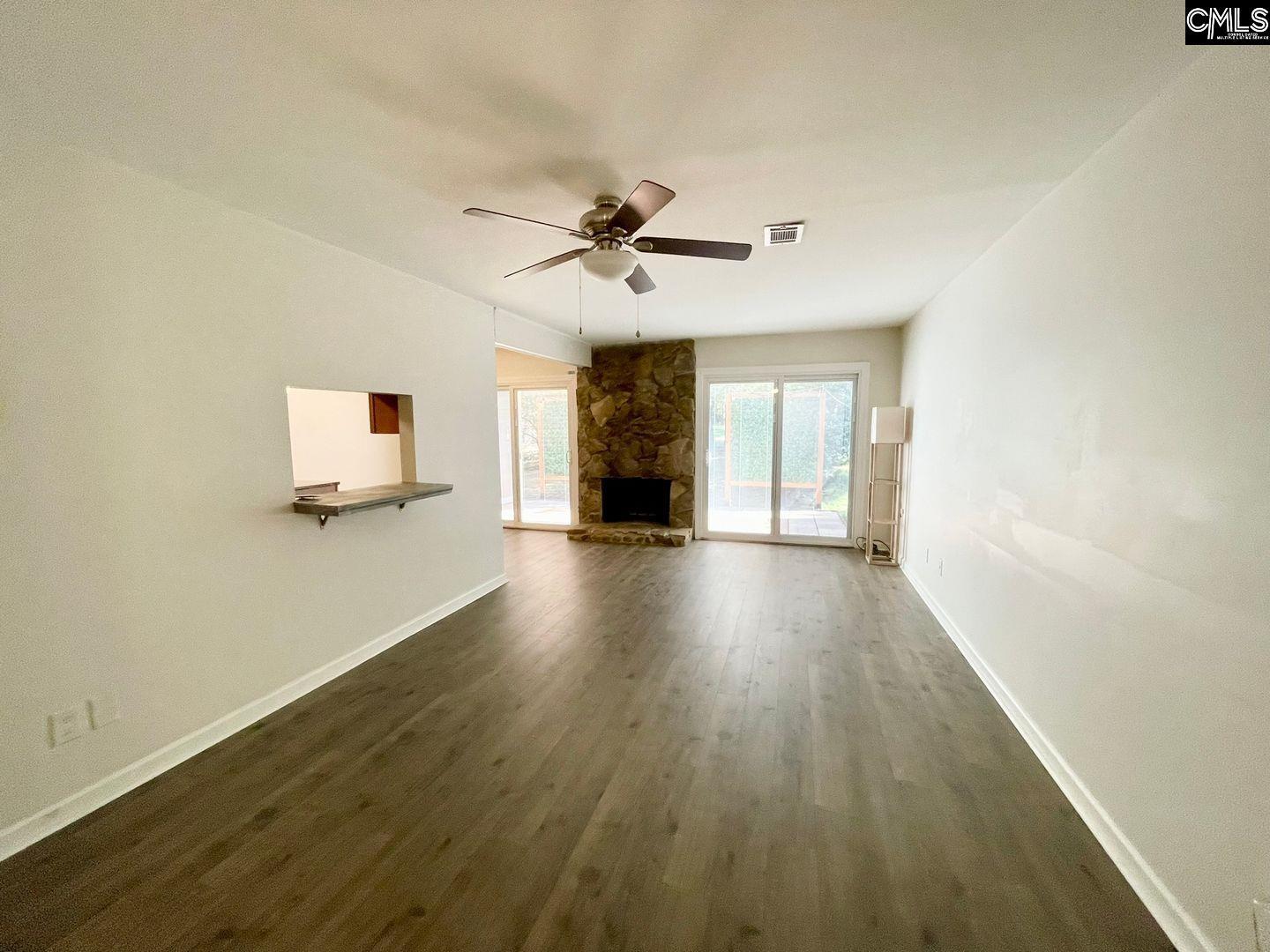 Image 1: Spacious Living Area