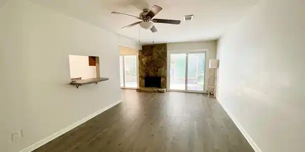 Image 1: Spacious Living Area