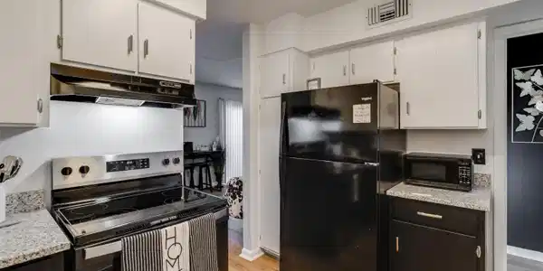 Image 3: Kitchen