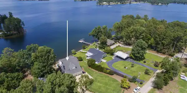 Image 1: Exceptional custom built lakefront home!