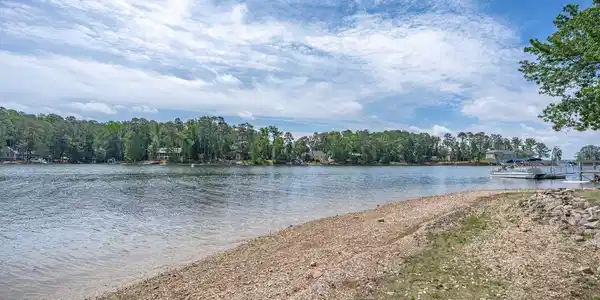 Image 3: 100' of Deep Water Shoreline