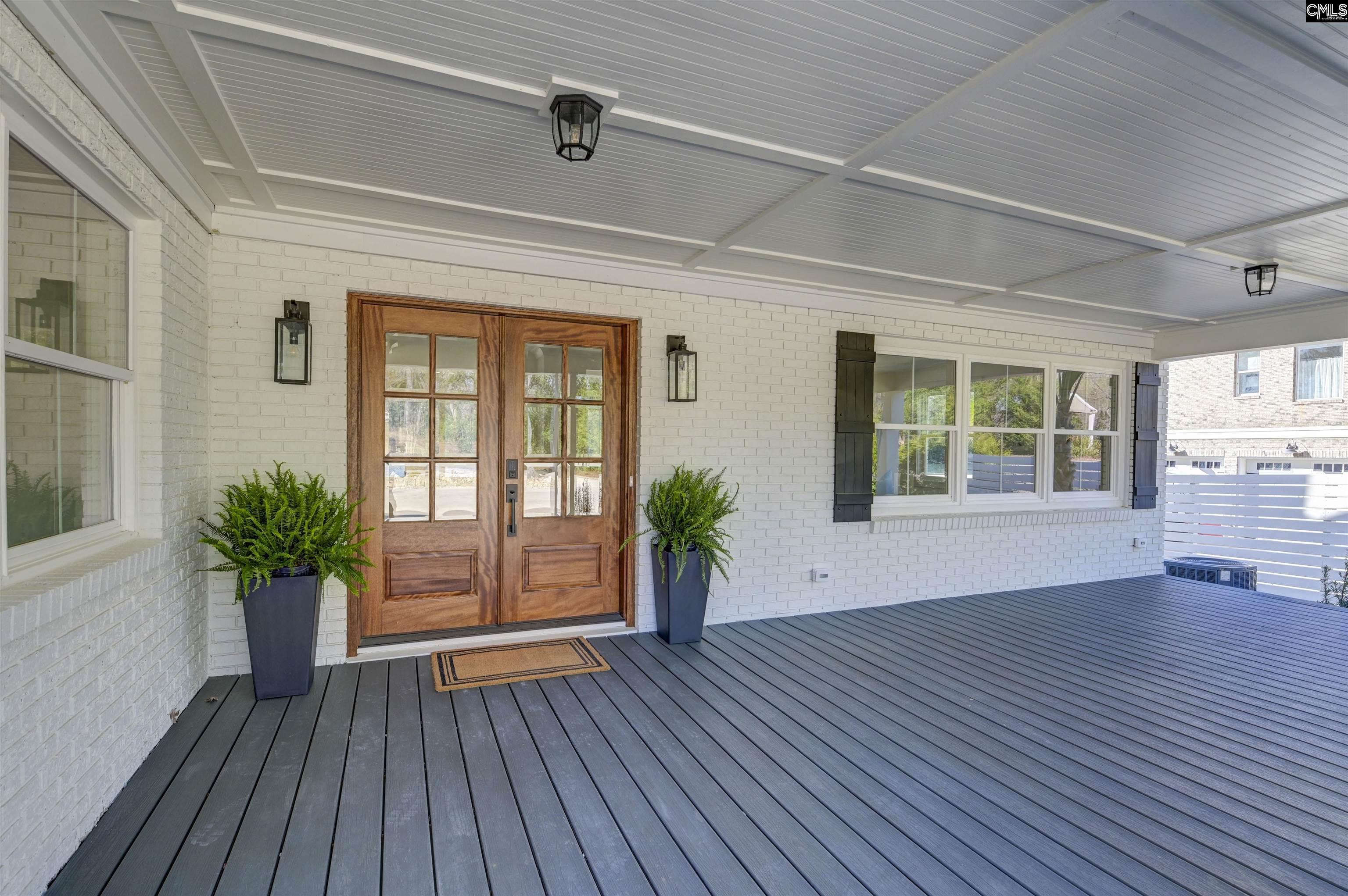 Image 2: Spacious covered front porch