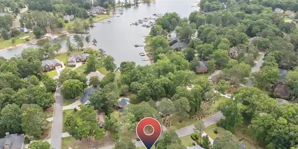 Image 2: Lake within walking distance!