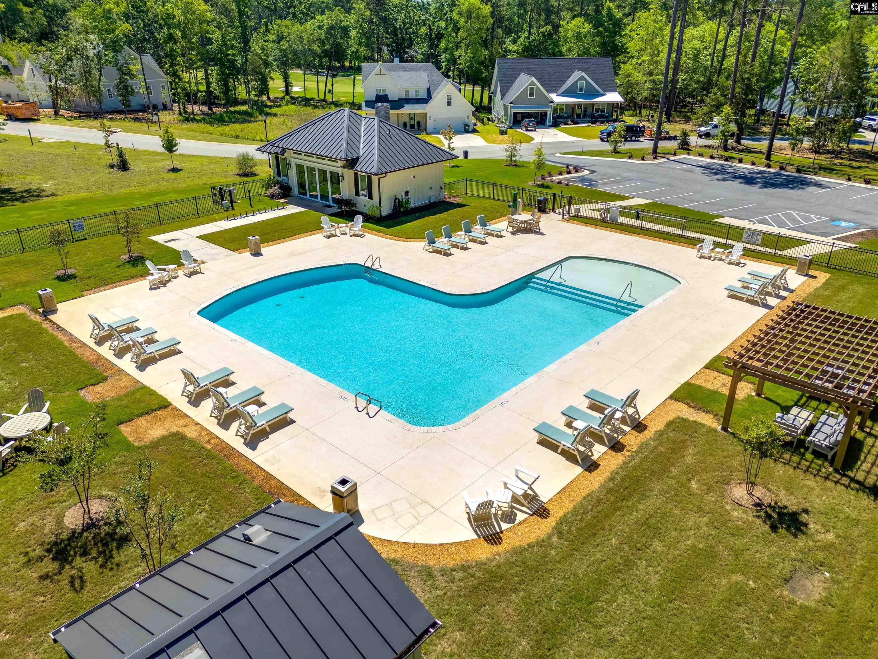 Image 3: Beautiful pool with spacious parking