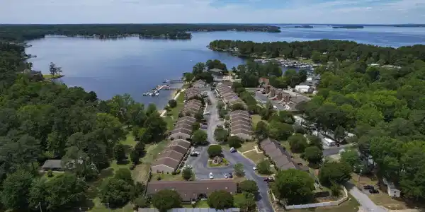 Image 1: LAKEFRONT COMMUNITY!