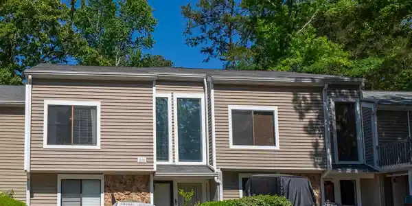 215 Shoreline Dr