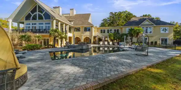 512 Stucks Point Drive