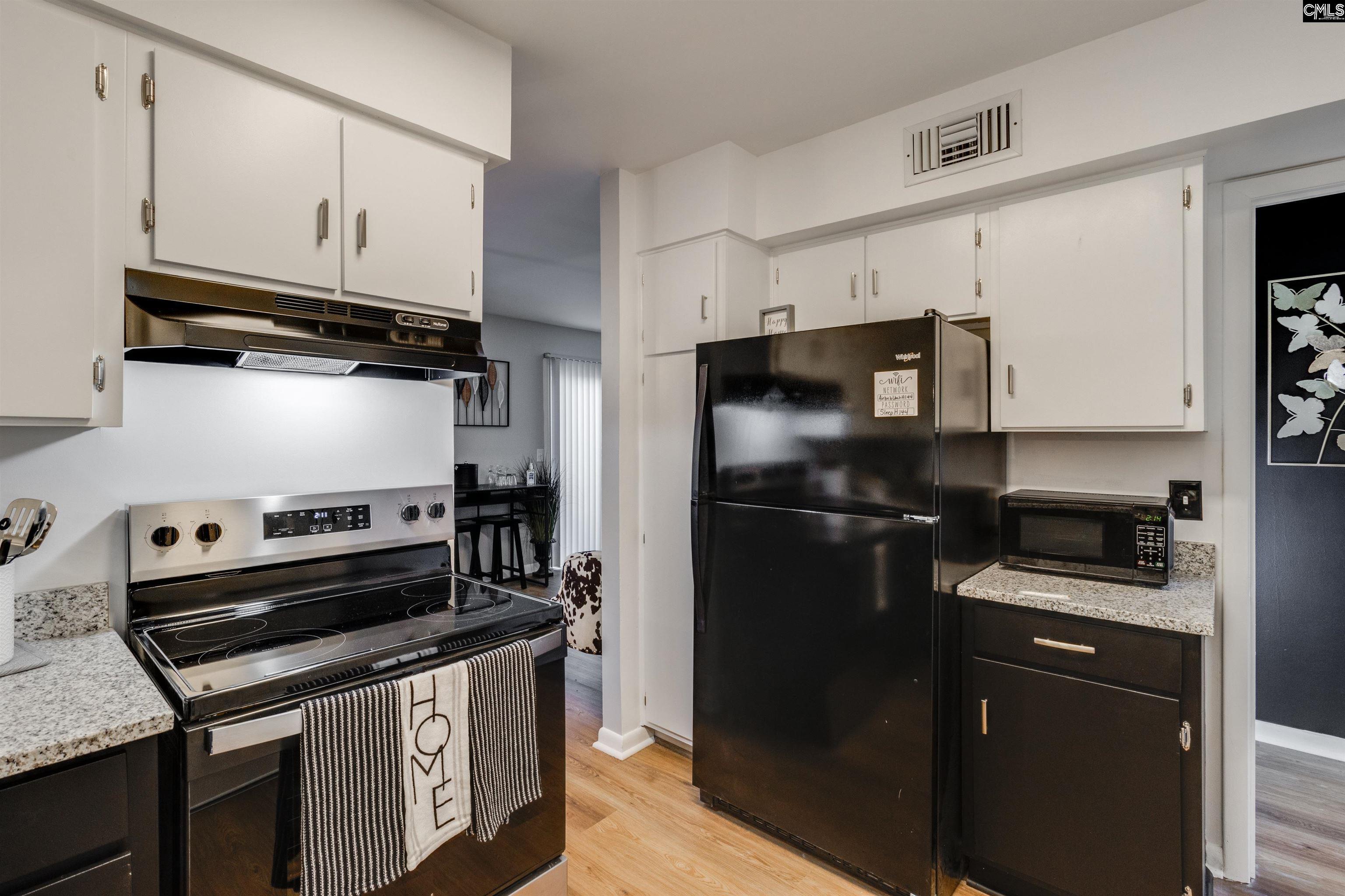 Image 3: Kitchen