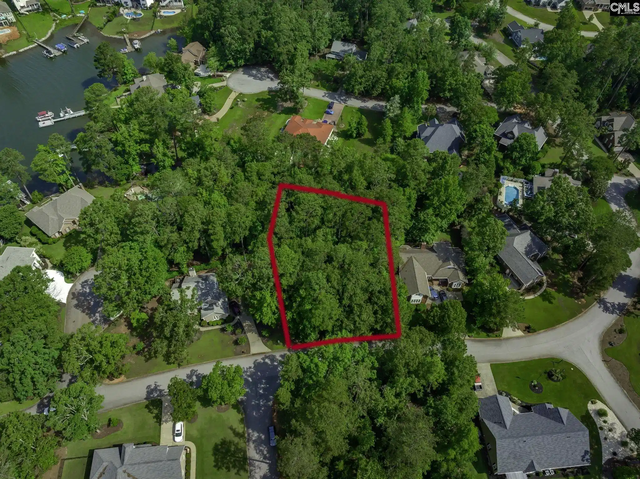 Image 0: Huge lot close to the Lake!