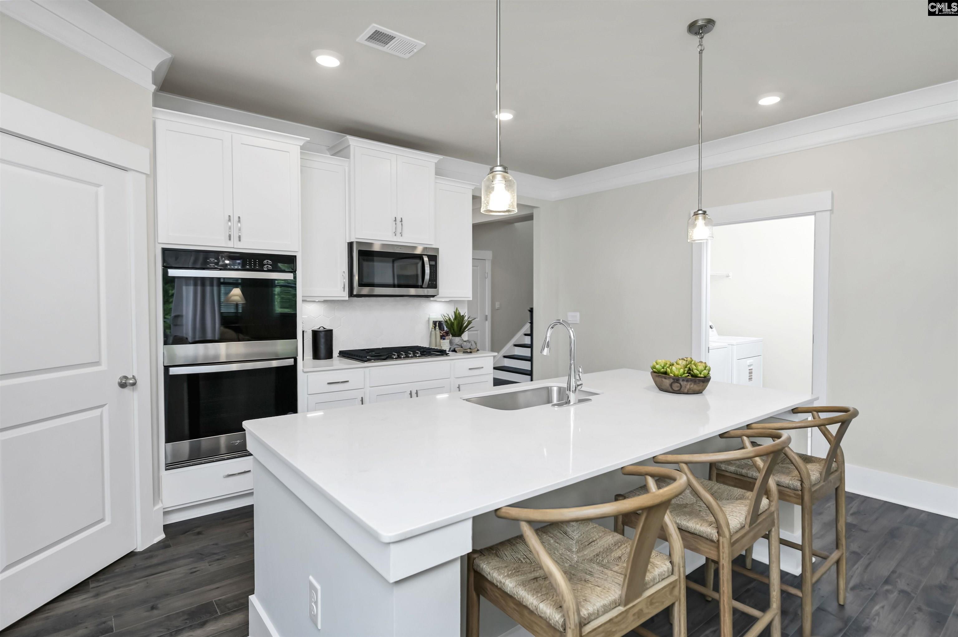 Image 3: Space for barstool seating at kitchen island