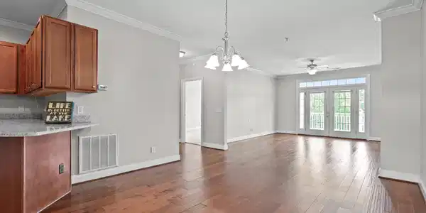 Image 3: Bright open floorpan