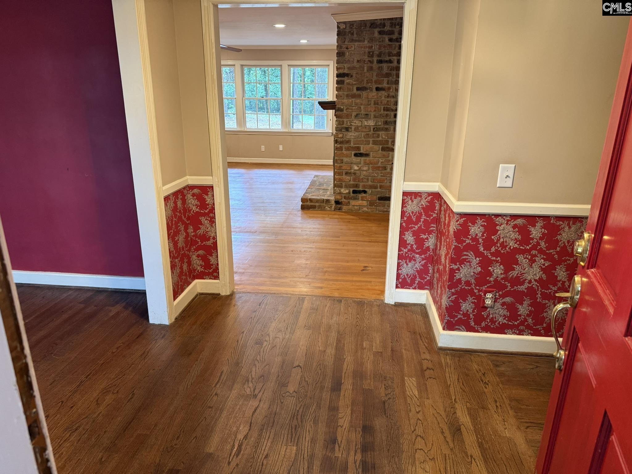 Image 3: Entry foyer