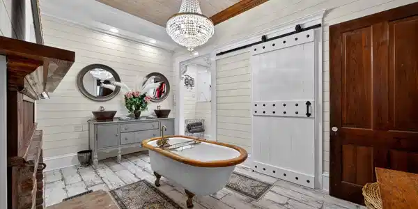 Image 1: Stunning Primary Bathroom