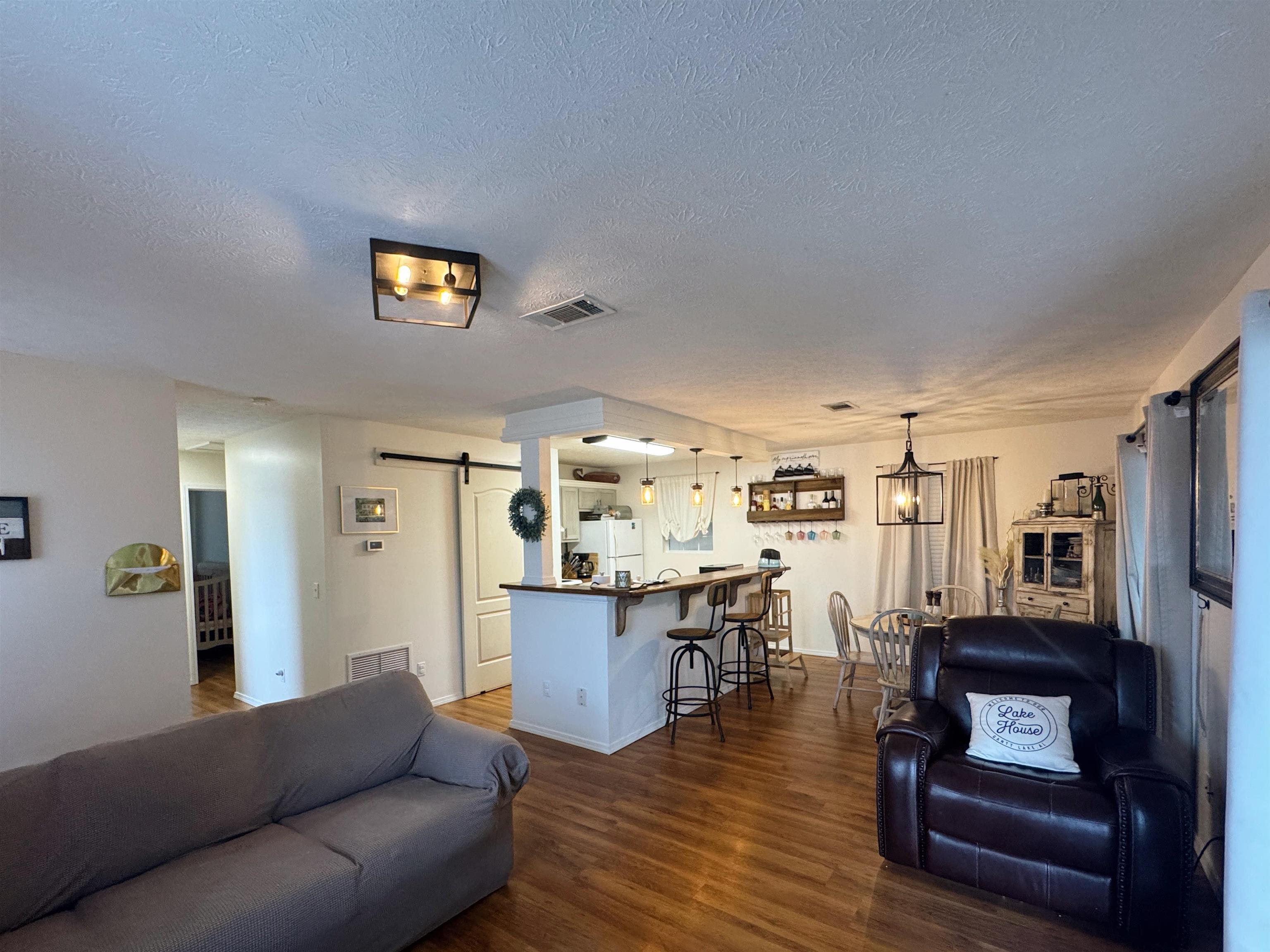 Image 3: Living Room