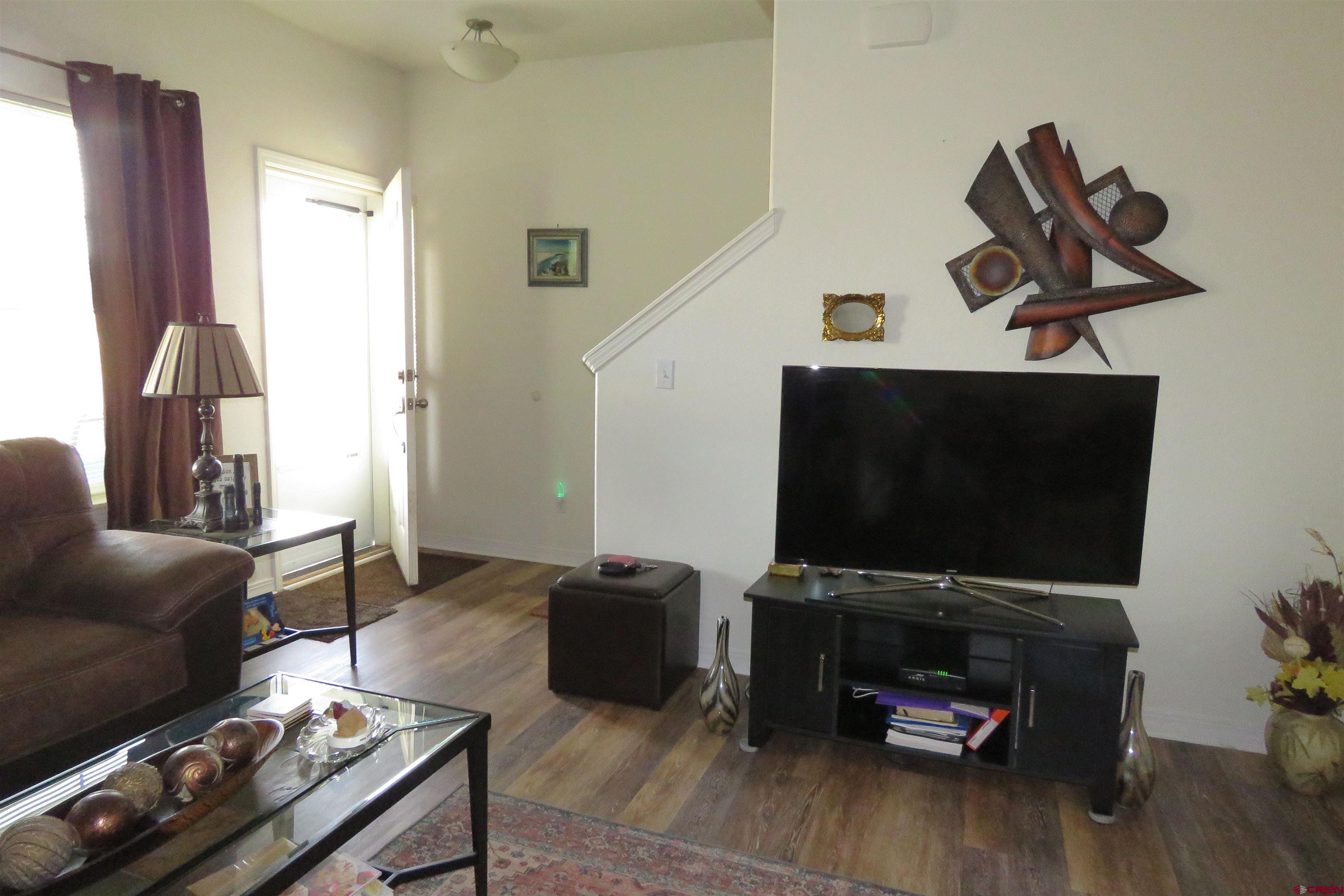 Image 4: Living Room