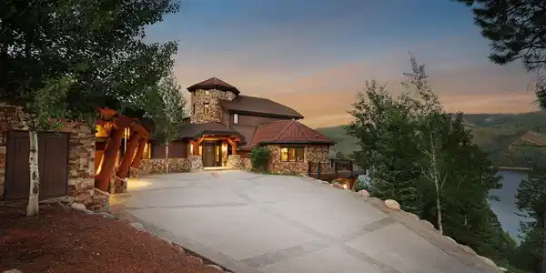 640 Lake View Drive