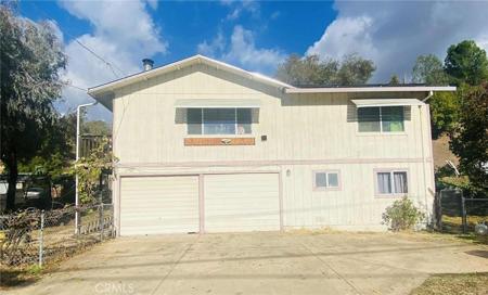 2900 Oakcrest Drive