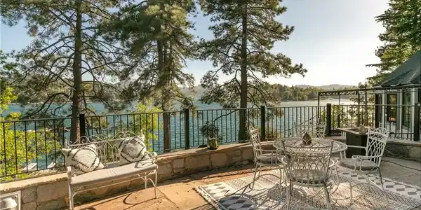 923 Lake Edge Way