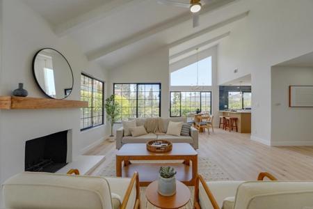 1022 La Casa Drive